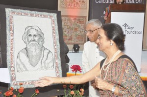 Shamlu Dudeja with former West Bengal Governor M K Narayanan, with a portrait of Rabindranath Tagore in Kantha.