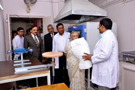 Mrs Sheila Dikshit visiting the renovated Artificial Limb Centre at the hospital.