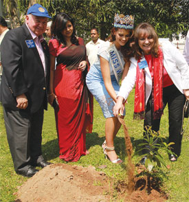 Miss World 2014–15 Rolene Strauss launching the One Million Tree ­Stories in Sri Lanka in the presence of DG Gowri Rajan, RI Vice President Celia Cruz de Giay and Past RI President Luis Vicente Giay.