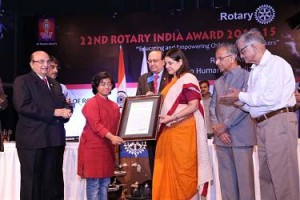 Dr Sunitha Krishnan receiving the Award from Union Minister Maneka Gandhi and RID P T Prabhakar. PRID Ashok Mahajan, PRIP Rajendra Saboo and PRID Sudarshan Agarwal are also present.