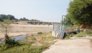 Lift irrigation system on the bed of the River Aursung.