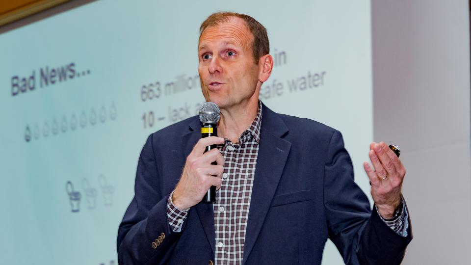 Gary White, Chief Executive and Co-Founder of Water.org, explains his organisation’s microfinance programme to attendees at the World Water Summit in Seoul on Friday, 27 May. Photo Credit: Tom Coyner, Seoul Rotary, Onsite Studios