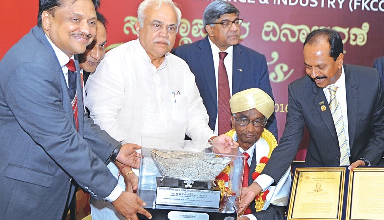 PRID Panduranga Setty being honoured with Bharat Ratna Sir M Visvesvaraya Memorial Award by FKCCI.