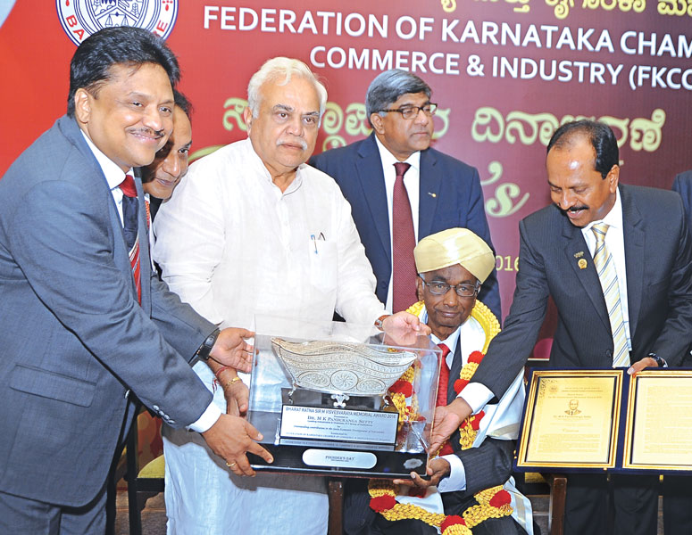 PRID Panduranga Setty being honoured with Bharat Ratna Sir M Visvesvaraya Memorial Award by FKCCI.