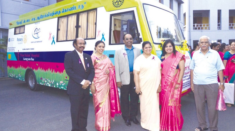 Padma Bhushan Sudha Ragunathan flanked by club President VGP Ravidas and DG Nazar along with other Rotarians.