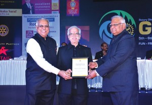 PDG Mukund Abhyankar being felicitated by RIDE Manoj Desai (left) and DG Vivek Aranha (right). 