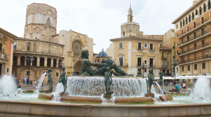 Plaza de la Virgen with the iconic Turia fountain.