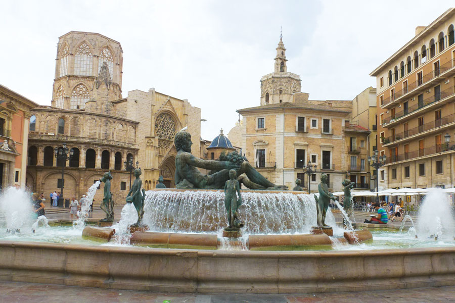 Plaza de la Virgen with the iconic Turia fountain.