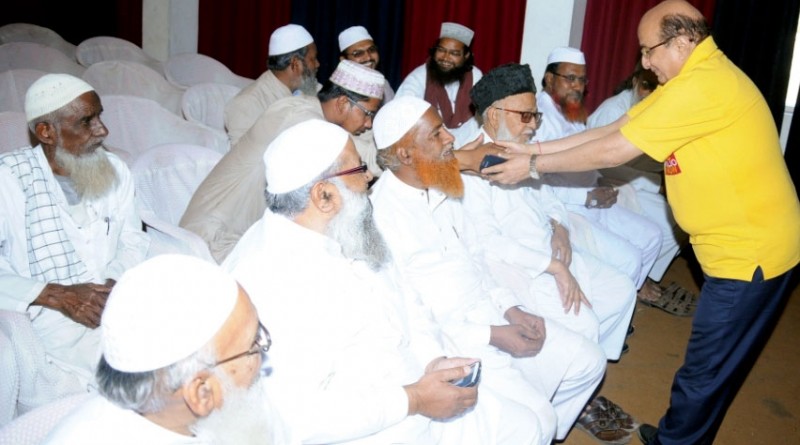 RFI Chair Ashok Mahajan honouring the Ulemas.