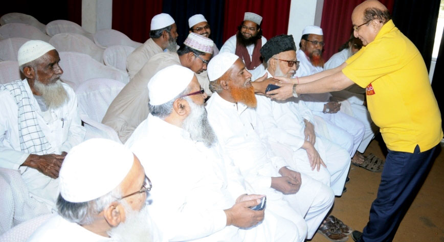 RFI Chair Ashok Mahajan honouring the Ulemas.