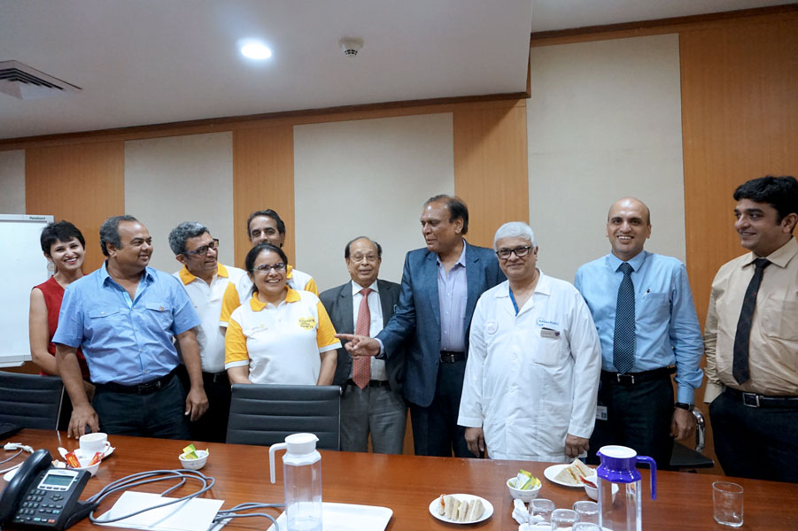 DG Gopal Mandhania shares a joke with Natasha Sejpal; also in the picture (From L) Aria Ohri, RC Bombay Seacoast President Ratnesh Desai, Parth Sejpal, Khuzem Sakarwala, Virendra Widge, Dr Suresh Rao, Santosh Shetty, Executive Director of the Hospital, and Dhaval Bhatt.