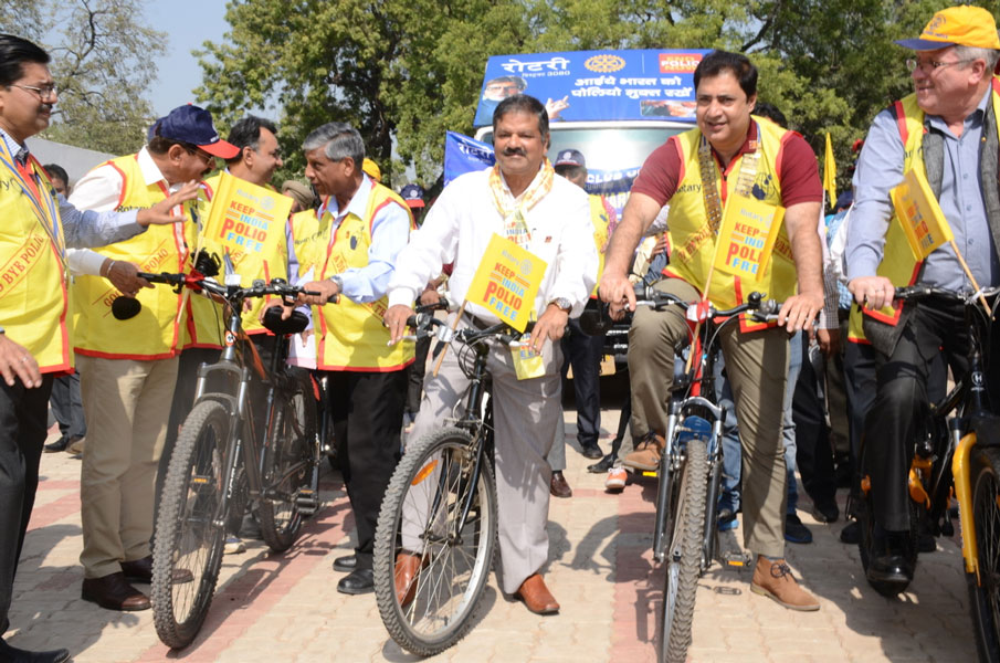 PRID Y P Das, ADGP R C Mishra, DG Raman Aneja and IPDG David Hilton participate in a cycle rally, as part of the Polio Day celebrations. 