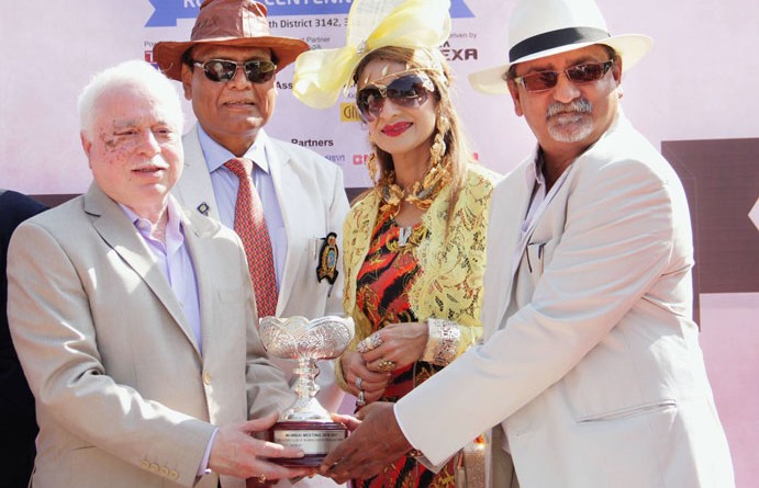 TRF Trustee Sushil Gupta handing over the cup to the winners of the horse race. DG Gopal Mandhania is also in the picture.