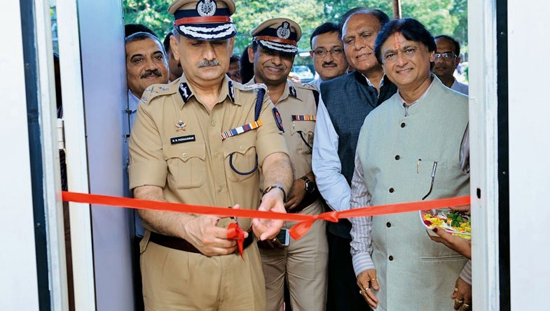 Inauguration of a Mobile Toilet by Mumbai CP Datta Padsalgikar. Rtn Dilip Shah, DG Gopal Mandhania and RCBHG President Sandeep Reshamwalla are also in the picture.