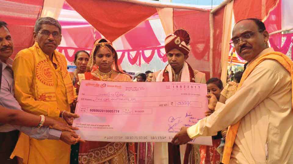 Cashless weddings Couples from diverse backgrounds, including farmers, teachers and daily wagers, tied the nuptial knot at a mass marriage ceremony held at Gujarat’s Bayad town, without a single penny spent in cash. Every expense, from the priests’ dakshina, kanyadaan, the caterers’ fees, and even gifts for the newly-weds, was met through cheques or digital payment modes. Swipe machines were in place for those who wanted to give monetary gifts using plastic cards.