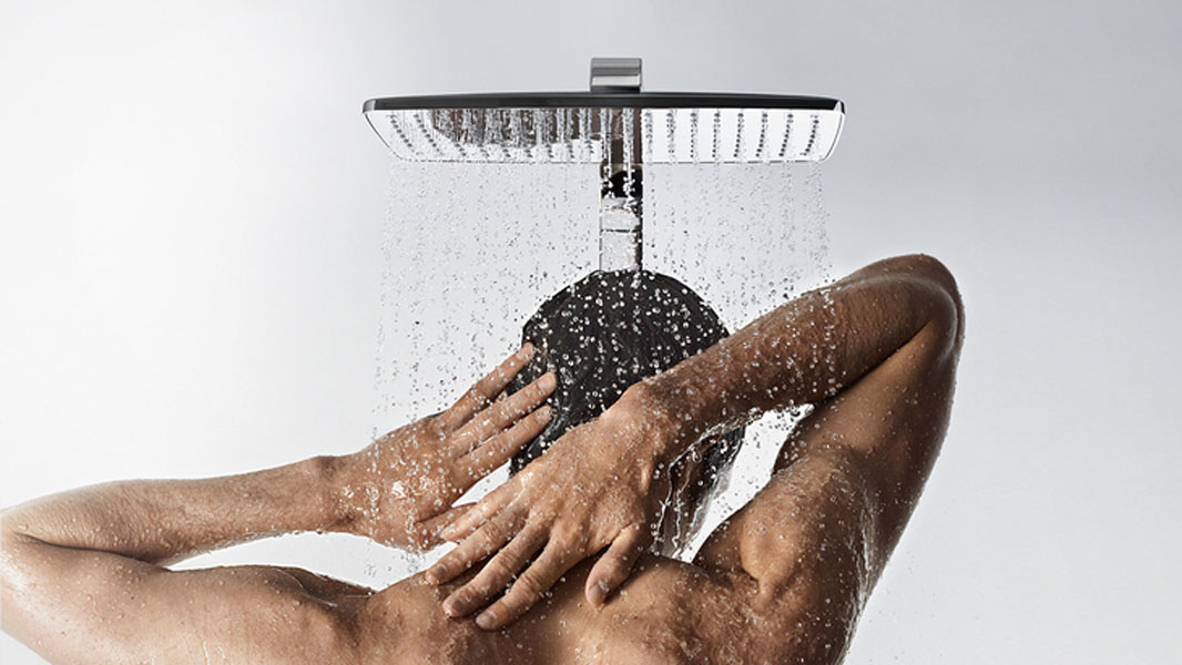 hg_raindance-select-showerpipe_showering-man-back_hudde_1154x650_rdax_730x411