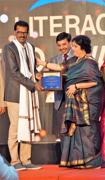 Latha Rajnikanth felicitates Literacy Hero Sarath Puppale in the presence of Awards Chair Anil Agarwal.