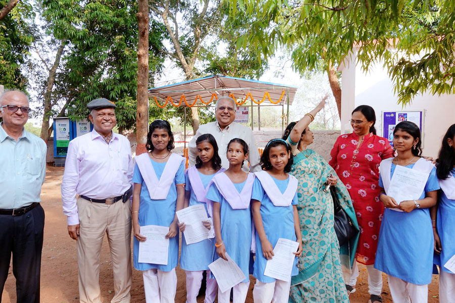 (From left) EMGA Ashok Panjwani, D 3262 DG Narayan Nayak, RID Manoj Desai, Sunanda Nayak and Sharmishtha Desai, along with the schoolgirls. 