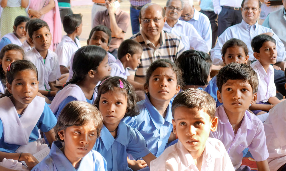 RRFC Kamal Sanghvi with the schoolchildren.
