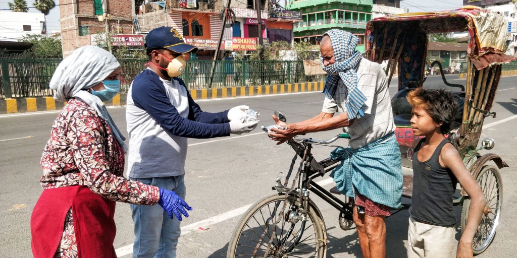 Members of RC Pataliputra, RID 3250, giving food to a rickshaw-puller.