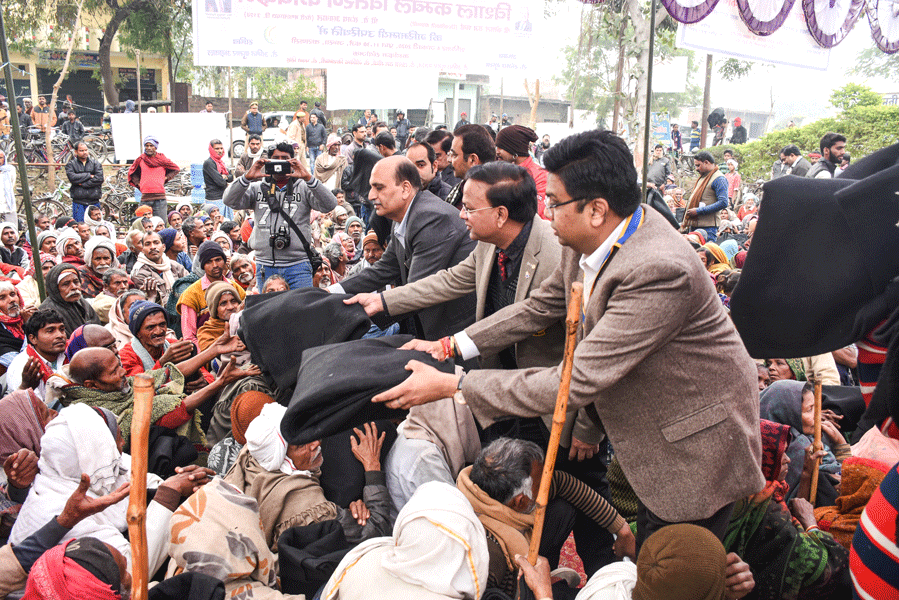 Members of RC Varanasi Central distributing warm clothes to the needy. Past President Sanjay Gupta (R) and IPDG Sanjay Agrawal (second from R) are seen in the picture.