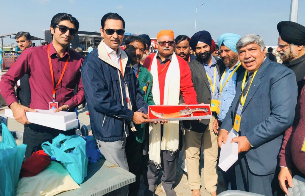 Pakistani Rotarians presenting the kirpan to Indian Rotarians. 