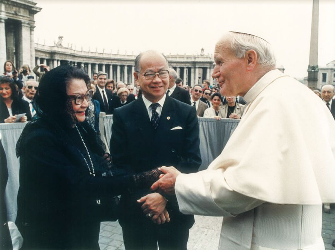 PRIP Mat Caparas and his wife Nita met with Pope John Paul II in late ‘70s, the first time the Pope publicly received Rotarians at the Vatican. 