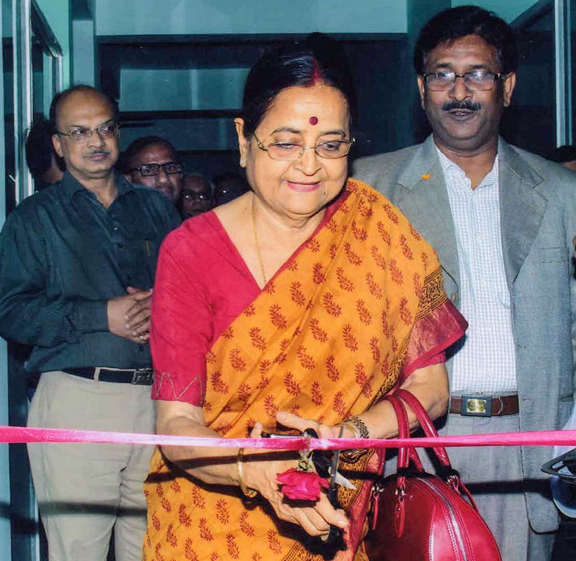 Binota Banerjee inaugurating a department. Hospital chairman Hira Lal Yadav (R) and PDG Angsuman Bandyopadhyay are also seen.
