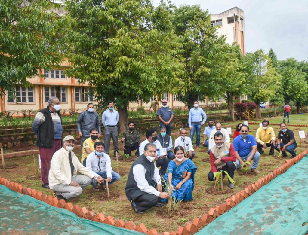 PDG Ganesh Bhat and Rotarians from RC Dharwad Central, RID 3170, planting saplings at the Rotary Ayee Garden.