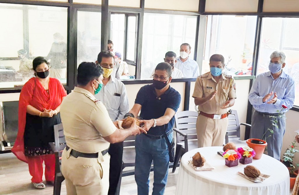 RC Pune Ganeshkind president Rajesh Joshi felicitating a police officer.