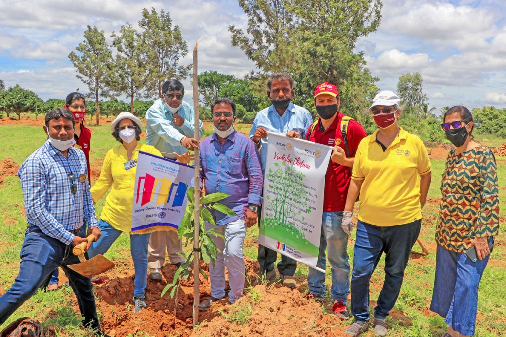 Rotarians at RID 3190’s Project Vruksha Chetana.