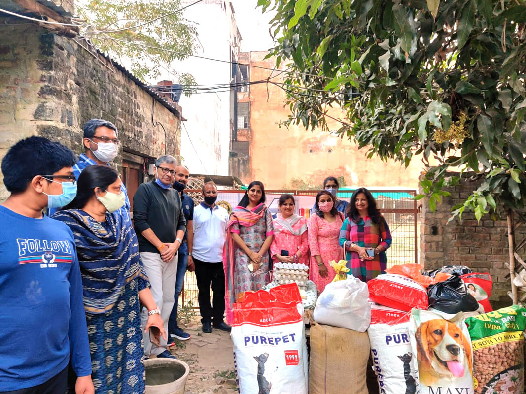 RC Allahabad Midtown president Dr Divya Bartaria (extreme right) with club members donate dog feed to PAWCO, an animal welfare organisation.
