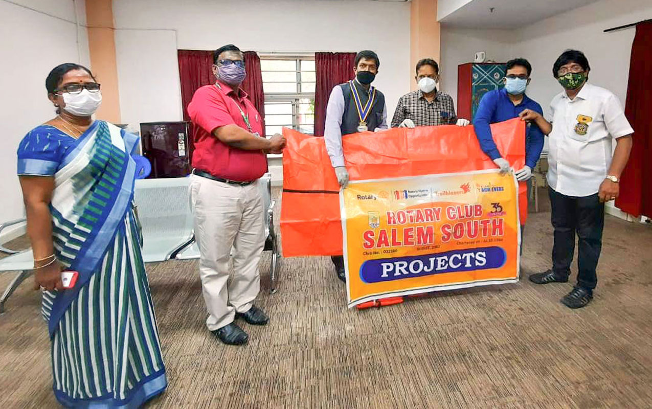 RC Salem South president R Mangeshwar and his team donate mortuary bags to the Government Hospital, Salem.