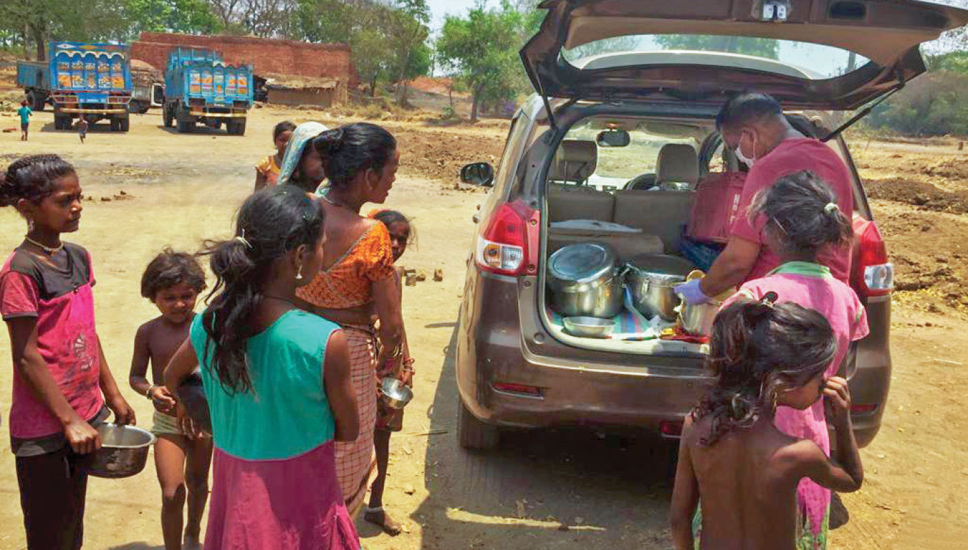 RC Mumbai Queen’s Neckalce distributes food for the needy during the pandemic lockdown.