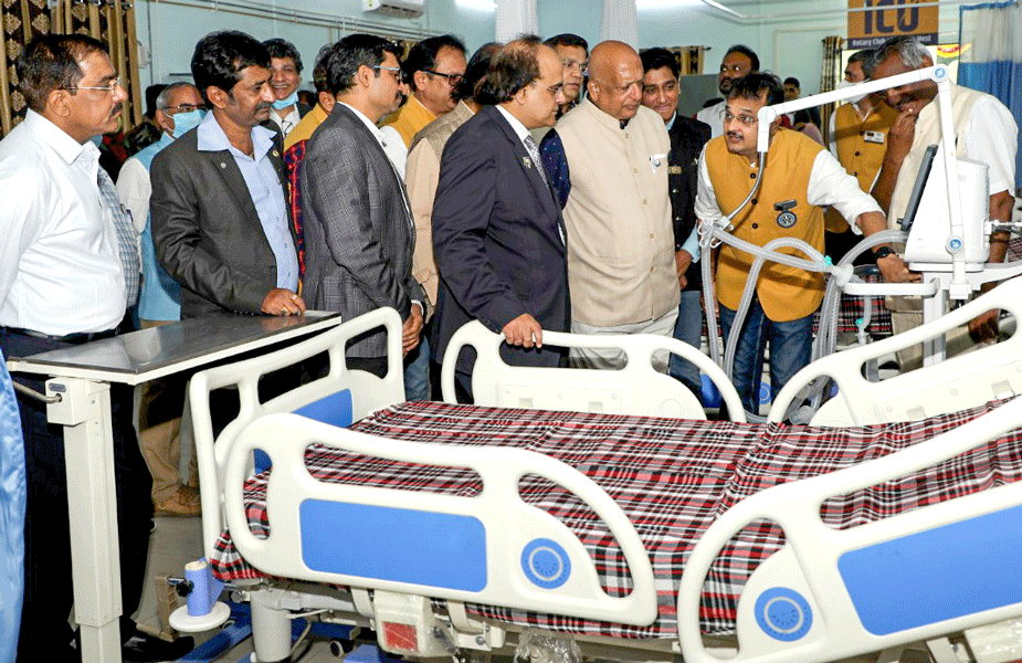 PDGs Kishor Kedia and Rajiv Sharma with club members at the newly set up Covid ICU at the Dr Ulhas Patil Hospital.