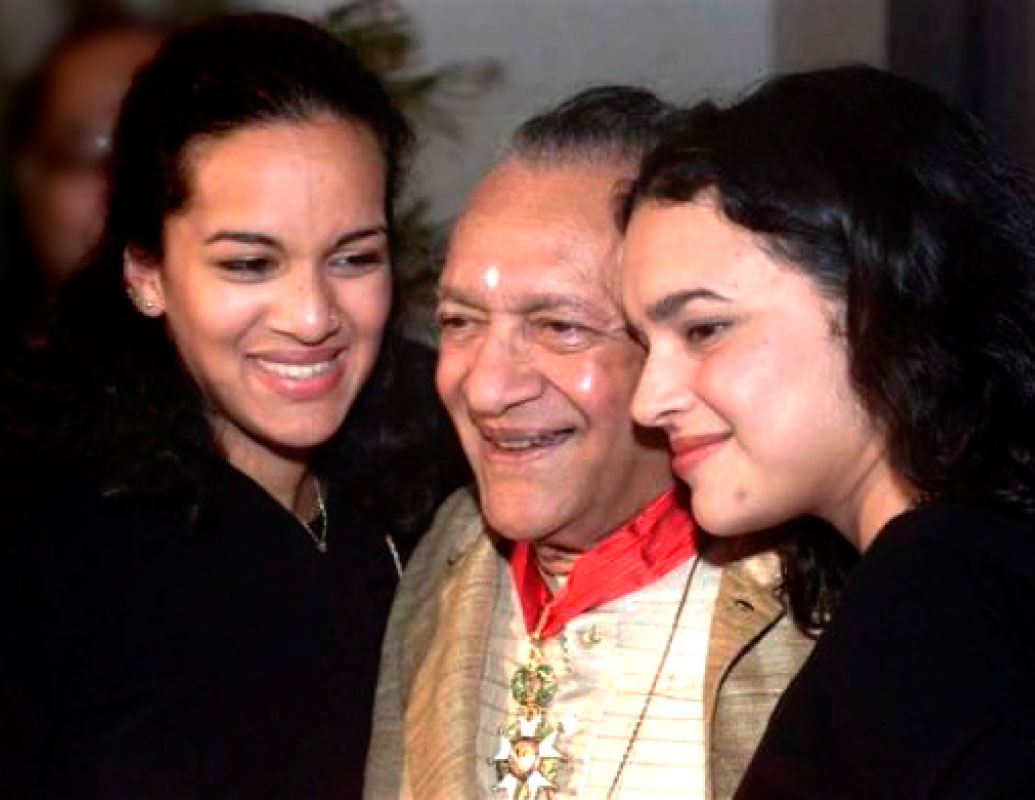 with his daughters Anoushka Shankar (L) and Norah Jones.