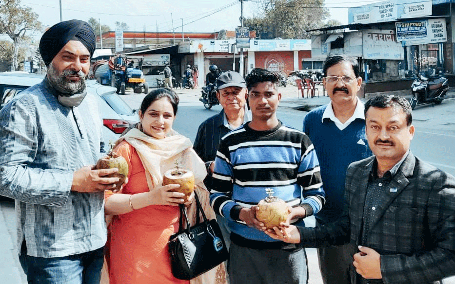 DG CA Davinder Singh (L), his wife Dolly Sachdeva and  club president Sunil Dogra (R) with the coconut shell planters. 