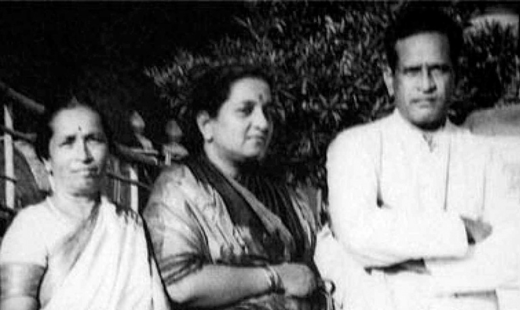 Pandit Bhimsen Joshi with wife Vatsalabai and Gangubai Hangal (L). 