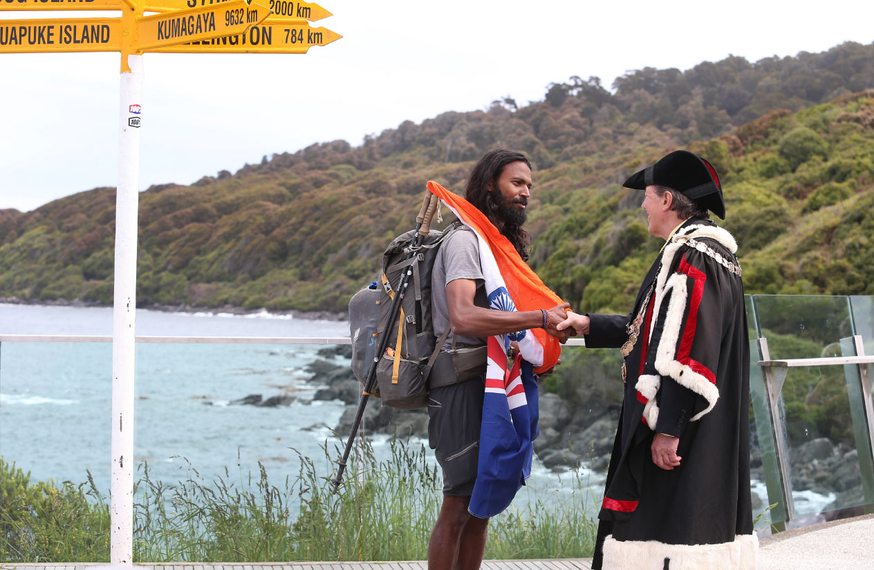 The Mayor of Invercargill greets Naresh Kumar during his 3,300km run across New Zealand. 