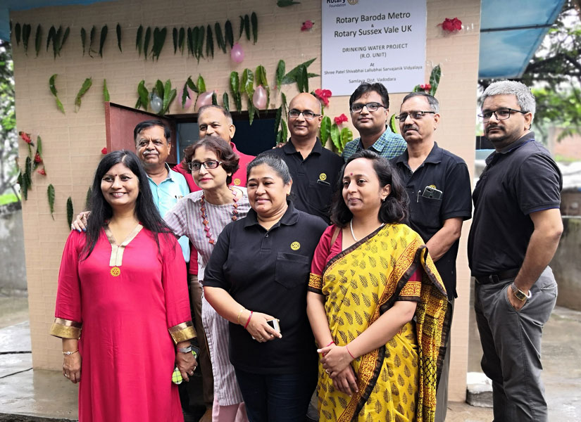 DG Pinky Patel (2018–19) along with RC Baroda Metro president Himanshu Rana (2nd row, left) and other club members.