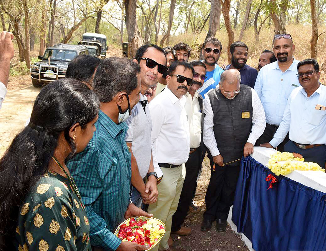DG Ranganath Bhat inaugurates the check dam in the presence of Kannada actor Darshan Thoogudeepa, assistant governor Harish H M, club president M Rajeev and secretary M Mohan. 