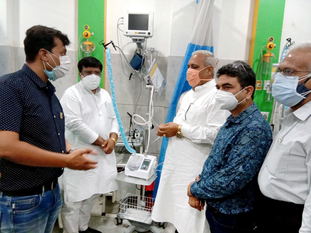 Haryana deputy speaker Ranbir Gangwa (3rd from right) and Hisar mayor Gautam Sardana (2nd from left) at the inauguration of oxygen therapy machines.