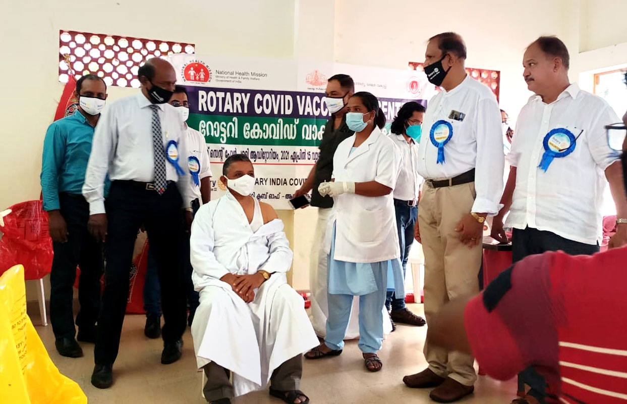 RID 3211 DG Thomas Vavanikunnel (L) visiting a Rotary Covid vaccination centre in Kerala.