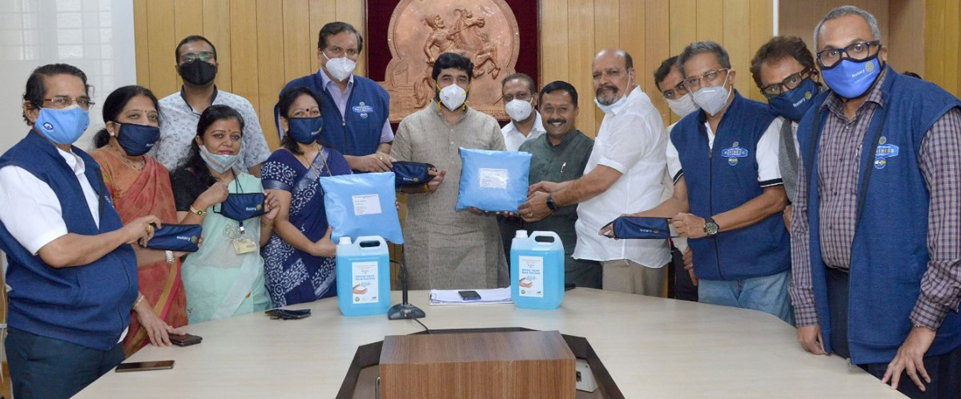 PDG Deepak ­Shikarpur (2nd from left, back row) donating Covid kits to Pune mayor Murlidhar Mohol, along with members of Pune clubs.
