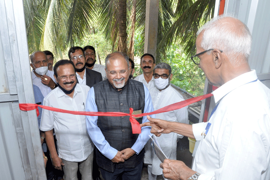 Union chemicals and fertilisers minister D V Sadananda Gowda inaugurating the dialysis centre in the presence of DG Ranganath Bhat.