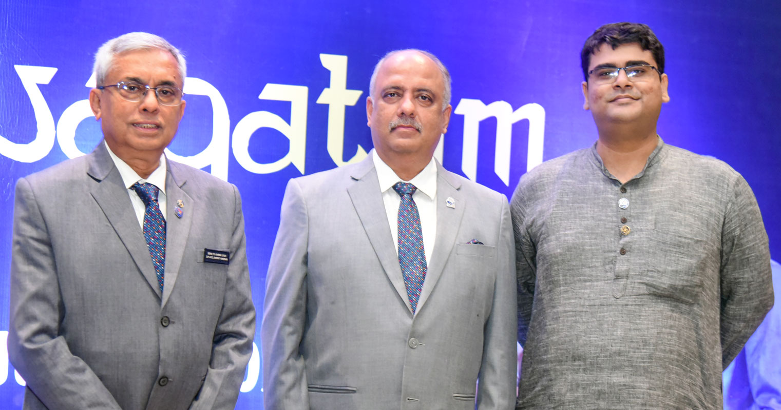 DRR Arka Kumar Nag (R) with RI President Shekhar Mehta and RID 3291 DG Prabir Chatterjee (L). 