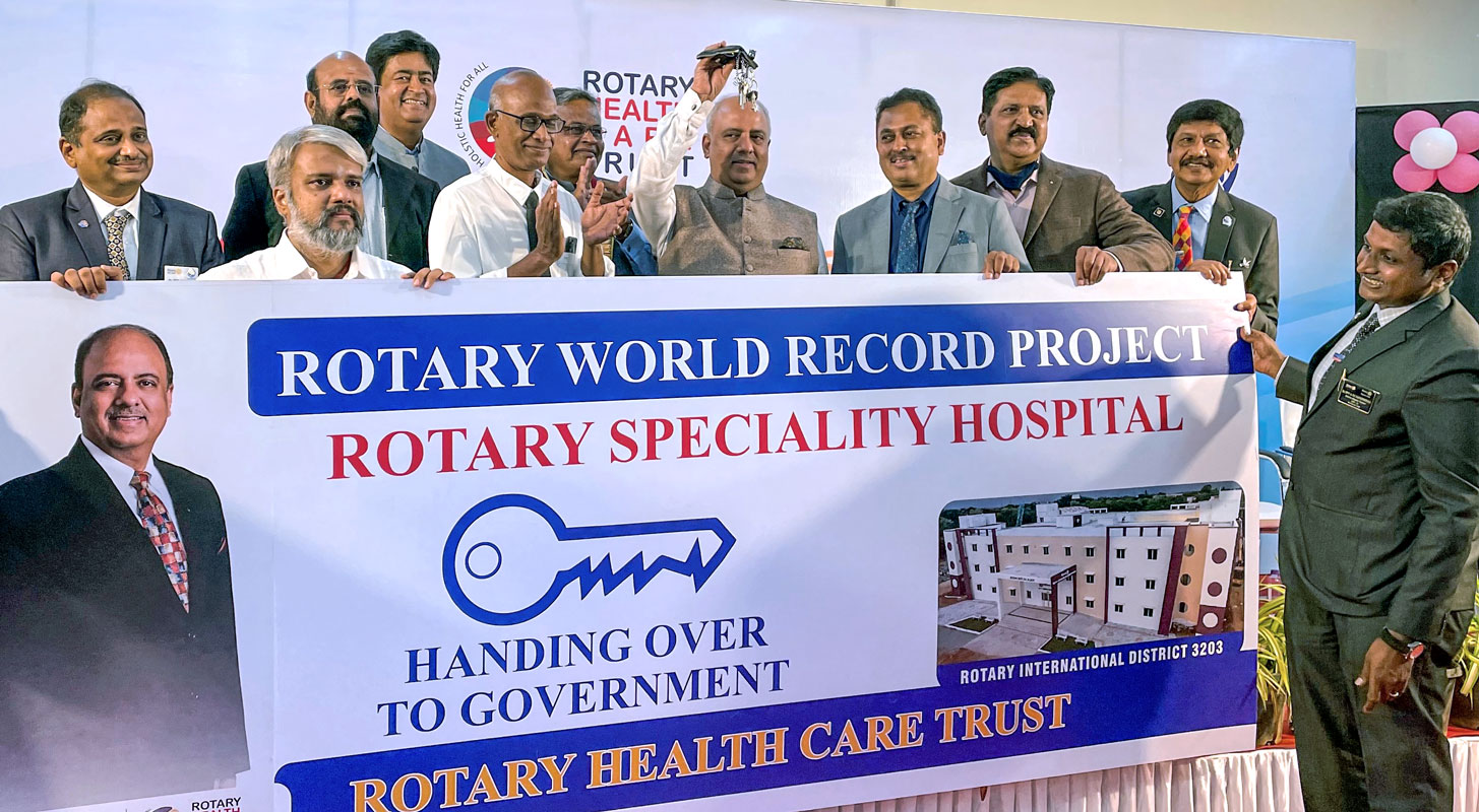 RI President Mehta hands over the Rotary hospital's key to the Erode Government Hospital dean Dr Mani in the presence of RIDs Kotbagi, Venkatesh and members of the Rotary Health Care Trust. 