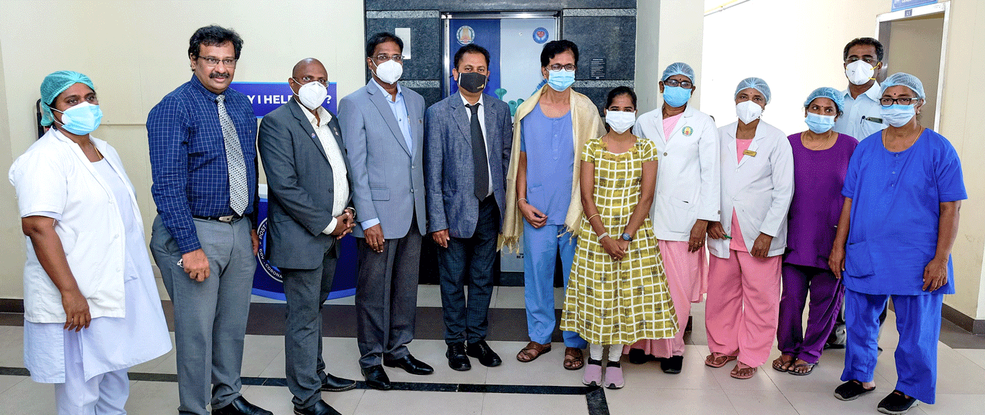 From L: PDG G Olivannan, club president John Fredrick, DG J Sridhar, RID Mahesh Kotbagi and Dr Narayanaswami at the Covid care facility.