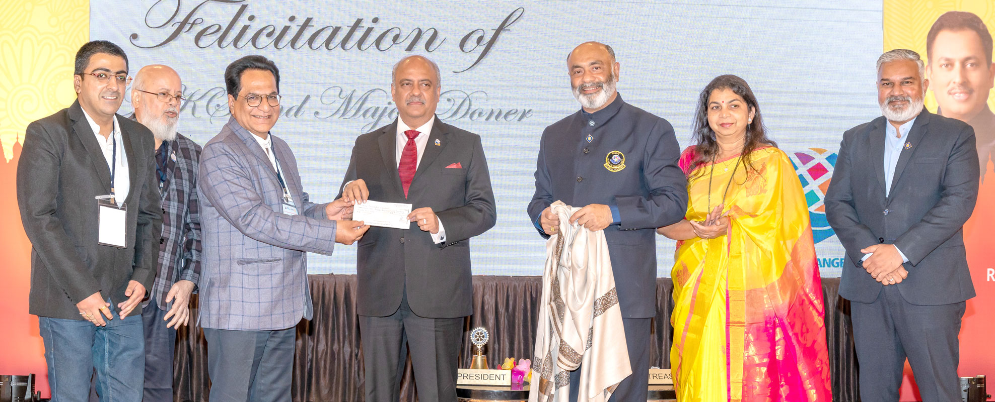 Rtn Kishor Lulla hands over a cheque to President Mehta to complete his AKS commitment in the presence of (from L) Amit Lulla, PDG Vinay Raikar, DG Gaurish and Pratima Dhond, and district secretary Ajay Menon.