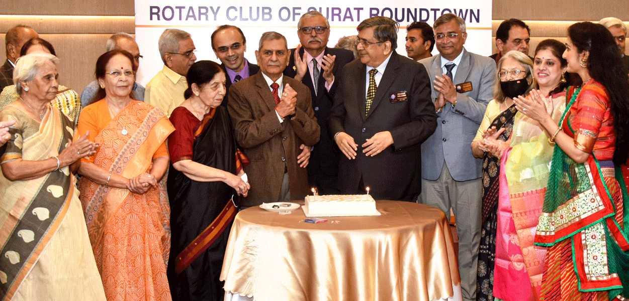 Charter members and PDGs Bharat Solanki and Kulbandhu Sharma cut a cake to celebrate RC Surat Roundtown’s golden jubilee in the presence of DG Santosh Pradhan (on PDG Solanki’s left), club president Dr Bhavin Jariwala (behind PDG Sharma, on his right) and past president Prashant Desai (between PDGs Sharma and Solanki). 